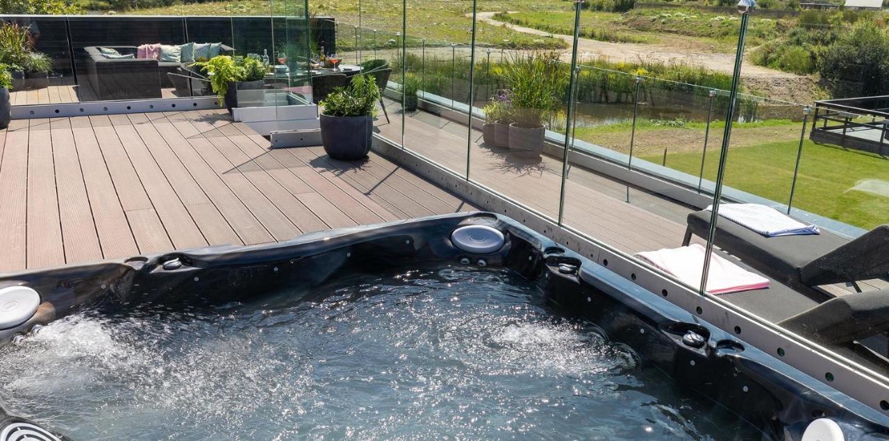 Retallack Resort & Spa Padstow Exterior foto A hot tub