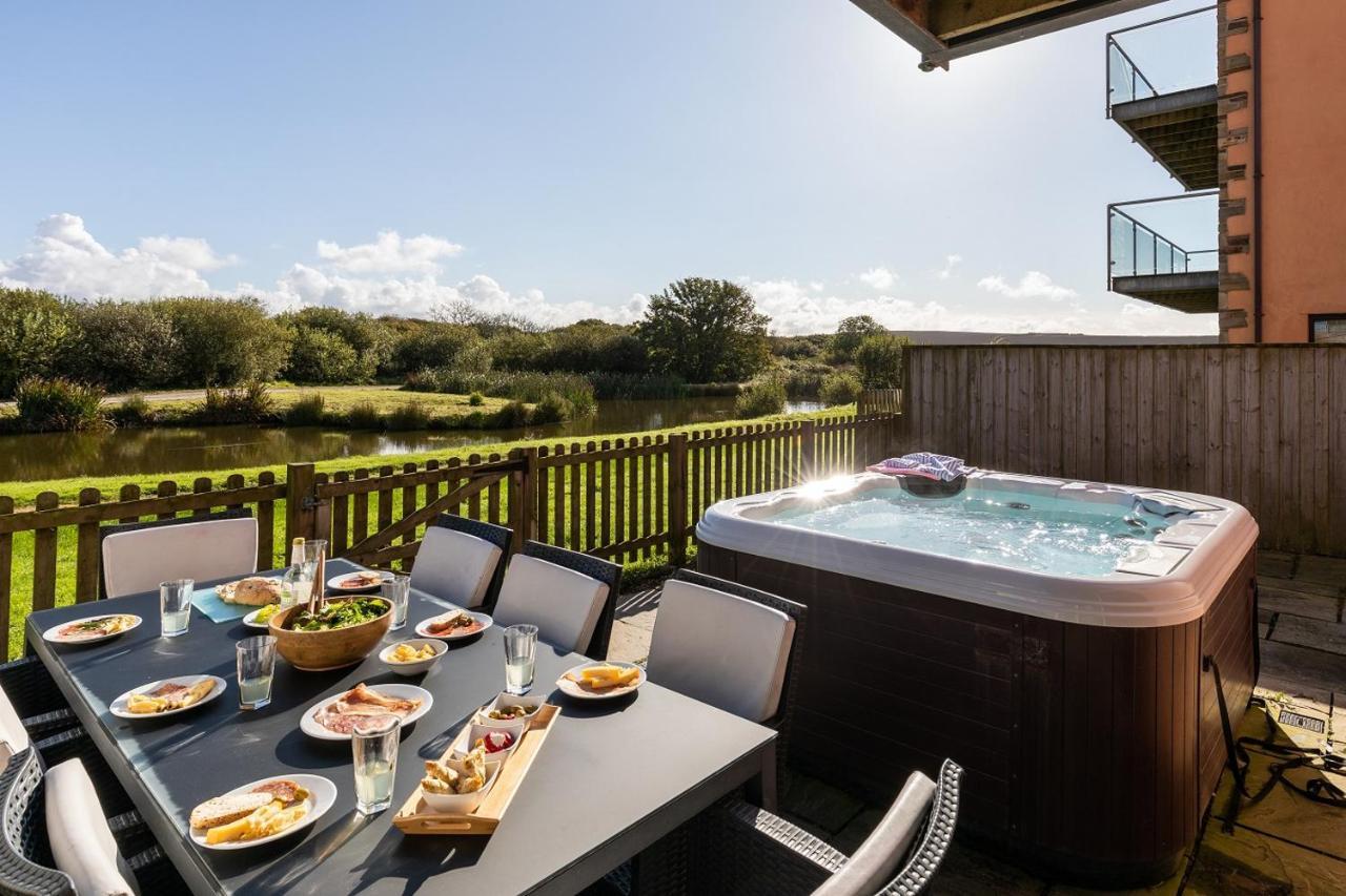 Retallack Resort & Spa Padstow Exterior foto A hot tub at a UK holiday park