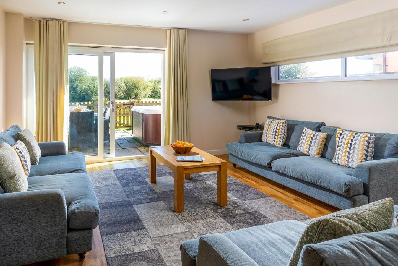 Retallack Resort & Spa Padstow Zimmer foto The interior of a typical lodge