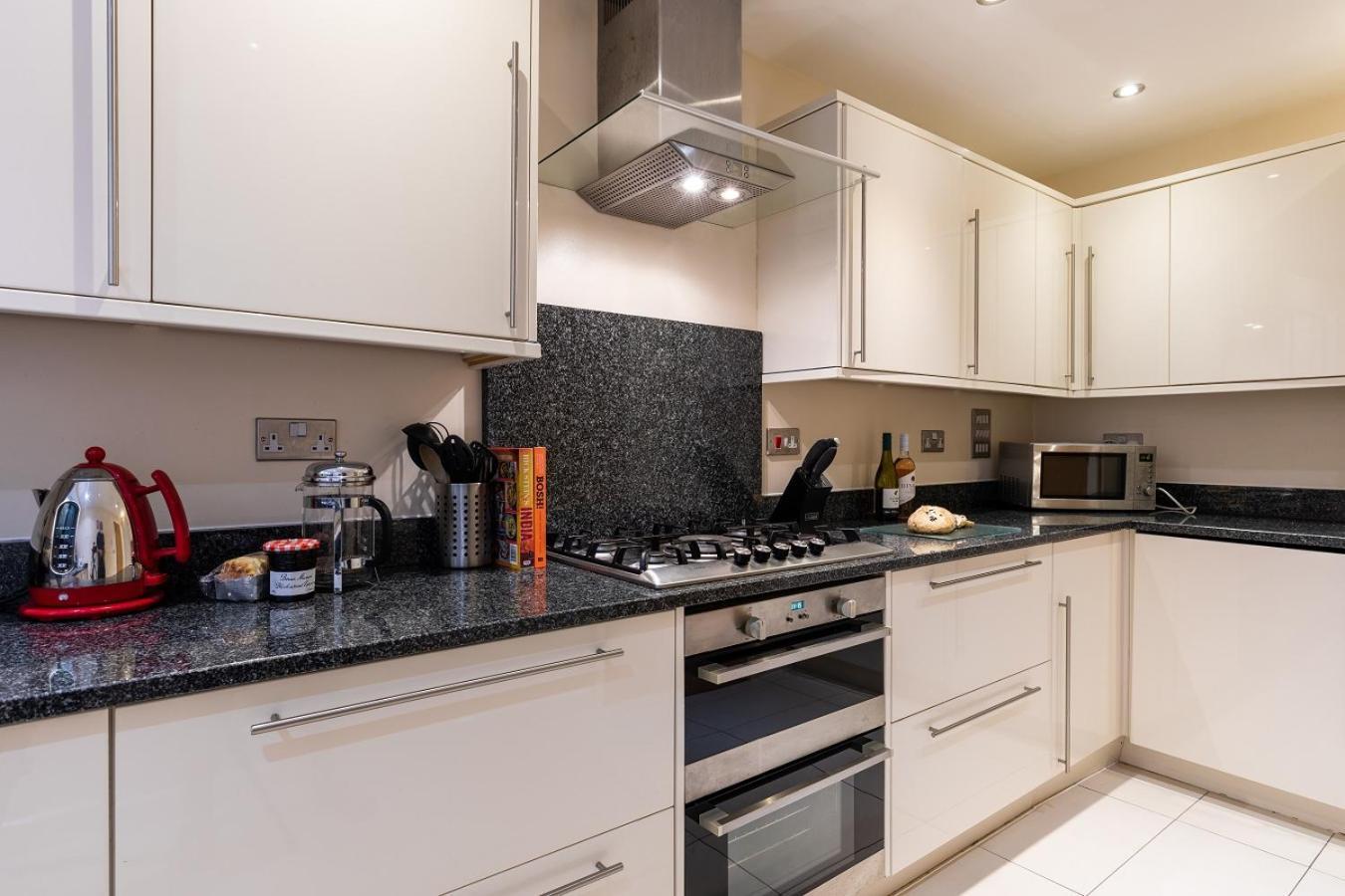 Retallack Resort & Spa Padstow Zimmer foto A modern kitchen