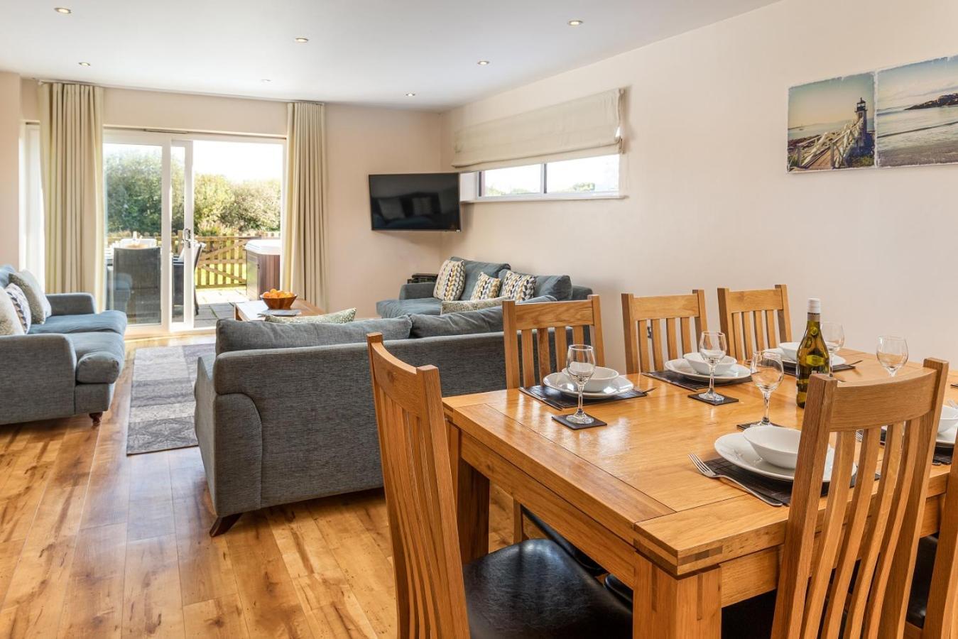 Retallack Resort & Spa Padstow Zimmer foto The interior of a typical apartment