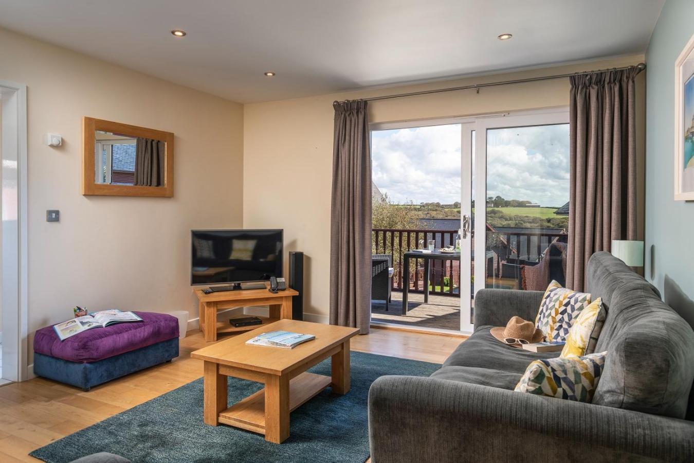 Retallack Resort & Spa Padstow Zimmer foto A living room in a typical apartment